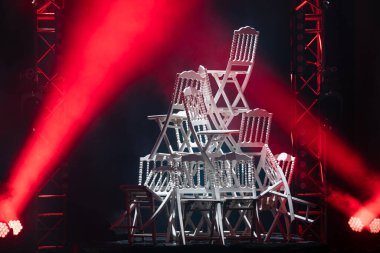 Sahnede beyaz sandalyeler piramidi