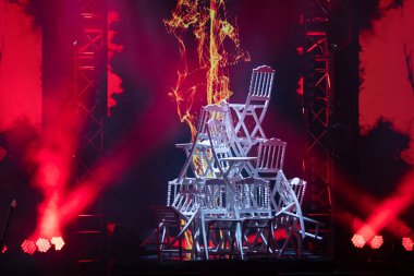 Sahnede beyaz sandalyeler piramidi