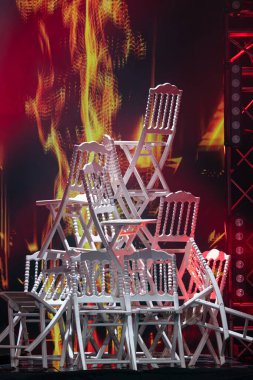 Sahnede beyaz sandalyeler piramidi