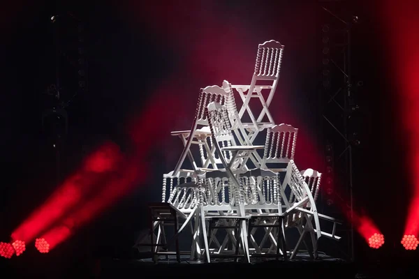 Sahnede beyaz sandalyeler piramidi