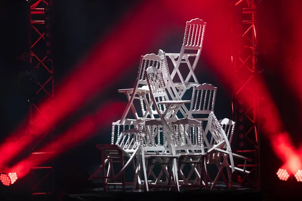 Sahnede beyaz sandalyeler piramidi