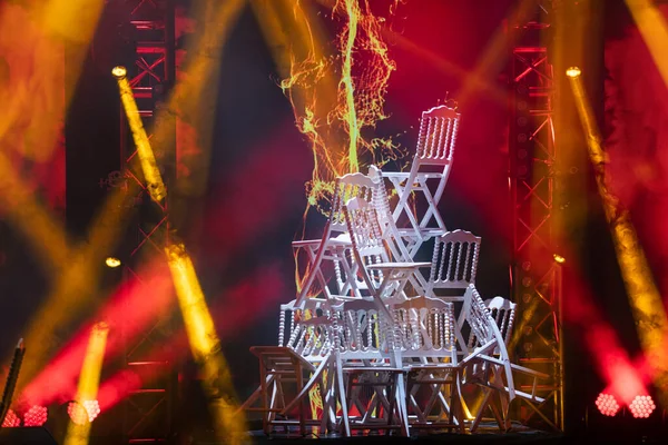 Sahnede beyaz sandalyeler piramidi