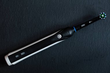 Lviv, Ukrayna - 14 Ağustos 2020: Elektrikli diş fırçası Oral-B Cross Action PRO 750 siyah arka plan baskısı