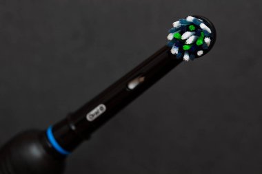 Lviv, Ukrayna - 14 Ağustos 2020: Elektrikli diş fırçası Oral-B Cross Action PRO 750 siyah arka plan baskısı