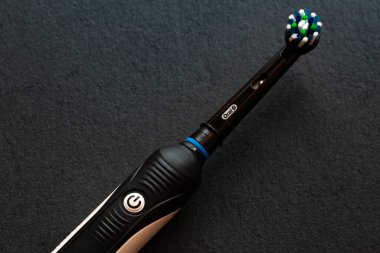 Lviv, Ukrayna - 14 Ağustos 2020: Elektrikli diş fırçası Oral-B Cross Action PRO 750 siyah arka plan baskısı