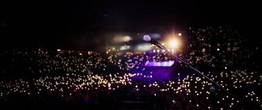 Konserde mikrofona yaklaş