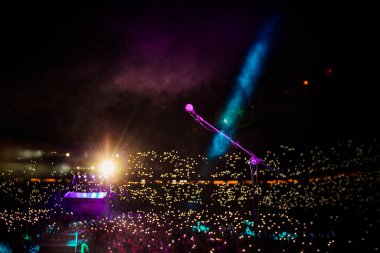 Konserde mikrofona yaklaş