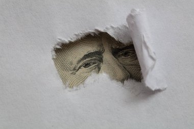  Ulysses S. Grant yırtık beyaz kağıtların arasından gözetliyor.