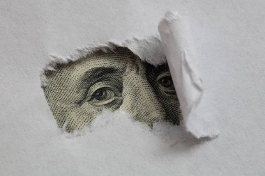 Benjamin Franklin makrosu yırtık beyaz kağıtları dikizliyor