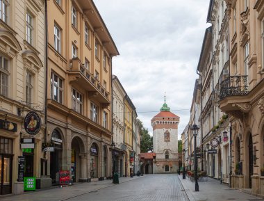 Krakow, Polonya - 19 Ağustos 2025: Tarihi Floriaska Caddesi ve Krakow 'daki St. Florian Kapısı.