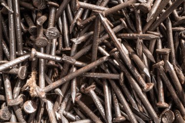 Eski metal çivi yığınına yakın çekim.