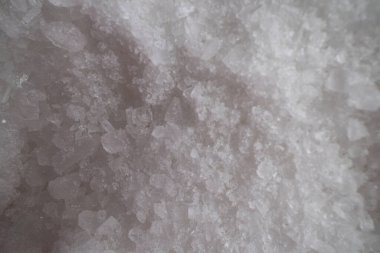 Bir yığın kaba beyaz tuz kristalinin yakın çekimi..