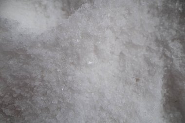 Bir yığın kaba beyaz tuz kristalinin yakın çekimi..