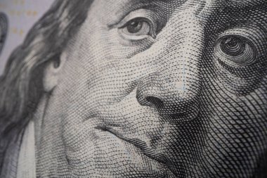 Benjamin Franklin 'in 100 dolarlık banknotla yakın plan fotoğrafı..
