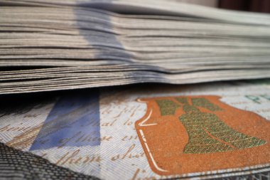 100 dolarlık banknotların yakın plan çekimi..