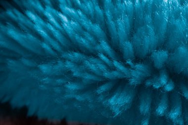 Mavi yumuşak kürklü kumaşın yakın çekimi.