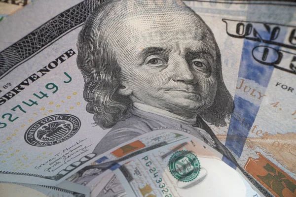Benjamin Franklin 'in 100 dolarlık banknotla yakın plan fotoğrafı..