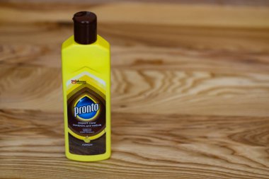 Lviv, Ukrayna - 6 Eylül 2025: Ahşap arka planda bir şişe Pronto mobilya cilası.