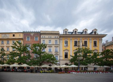 Krakow, Polonya - 19 Ağustos 2025: Bulutlu bir günde Krakow ana meydanı manzarası.