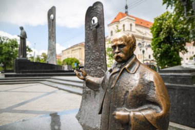Lviv 'de şehir meydanındaki Taras Shevchenko' nun bronz heykeli..