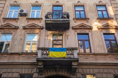 Lviv 'de balkonunda Ukrayna bayrağı olan tarihi bir bina..