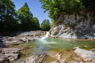 Şelalesi olan kayalık bir nehir..