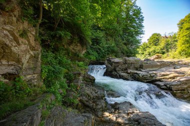 Şelalesi olan kayalık bir nehir..