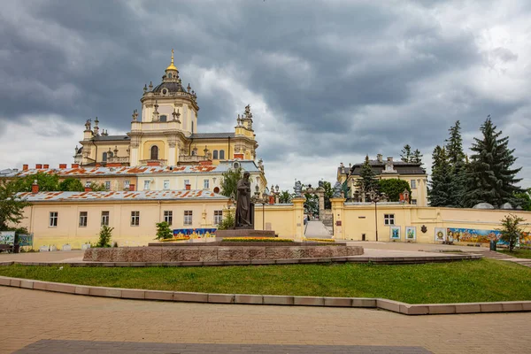 Lviv, Ukrayna - 1 Haziran 2022: St. George Katedrali, Lviv Bulutlu gökyüzü altında