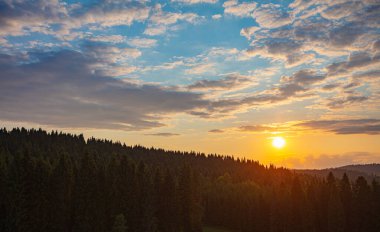 Ukrayna 'daki Karpat Dağları üzerinde gün batımı