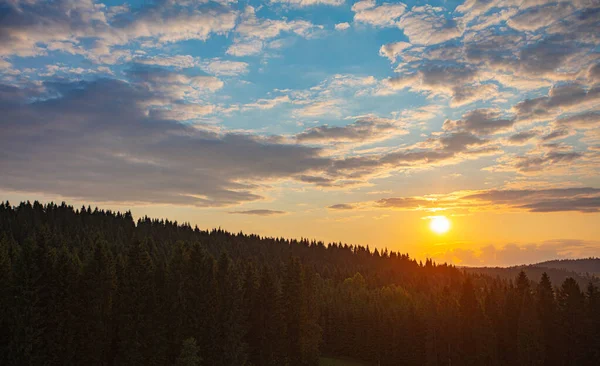 Ukrayna 'daki Karpat Dağları üzerinde gün batımı