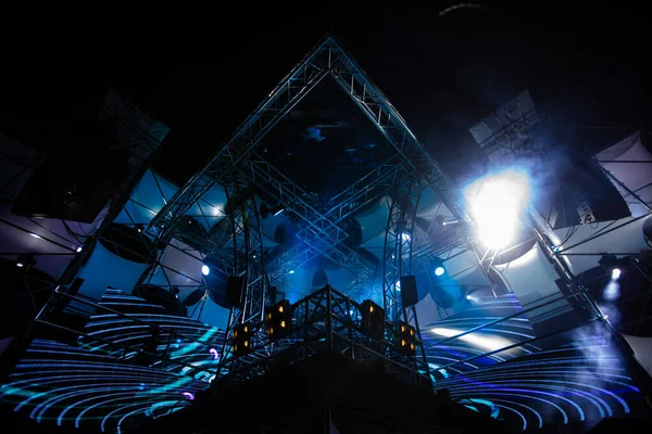 Bir gece partisinde sahne ve ışıklandırma