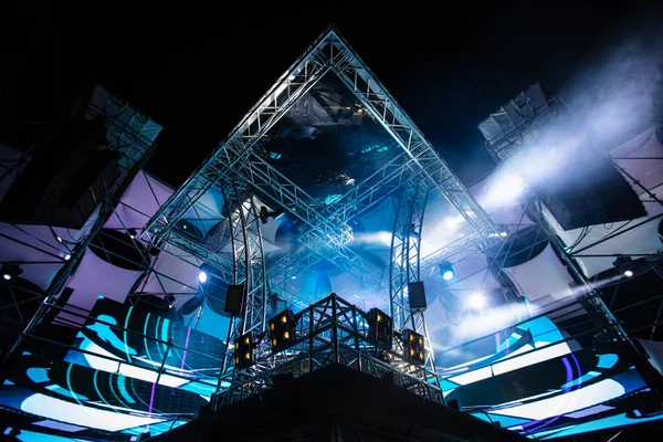 Bir gece partisinde sahne ve ışıklandırma