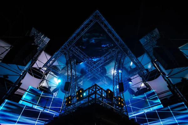 Bir gece partisinde sahne ve ışıklandırma