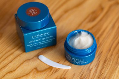 Lviv, Ukrayna - 10 Eylül 2025: Biyoelementler Çok Görevli Göz Kremi kabı ve kutusu