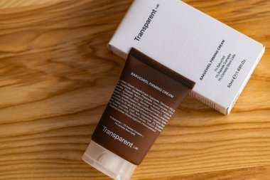 Lviv, Ukrayna - 10 Eylül 2025: Şeffaf Laboratuvar Bakuchiol Firma Krem Paketleme