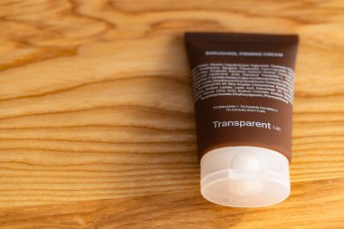 Lviv, Ukrayna - 10 Eylül 2025: Şeffaf Laboratuvar Bakuchiol Firma Krem Paketleme