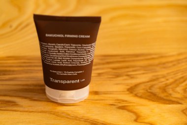 Lviv, Ukrayna - 10 Eylül 2025: Şeffaf Laboratuvar Bakuchiol Firma Krem Paketleme