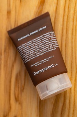 Lviv, Ukrayna - 10 Eylül 2025: Şeffaf Laboratuvar Bakuchiol Firma Krem Paketleme