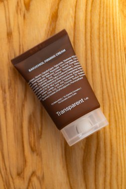 Lviv, Ukrayna - 10 Eylül 2025: Şeffaf Laboratuvar Bakuchiol Firma Krem Paketleme