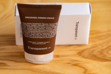 Lviv, Ukrayna - 10 Eylül 2025: Şeffaf Laboratuvar Bakuchiol Firma Krem Paketleme