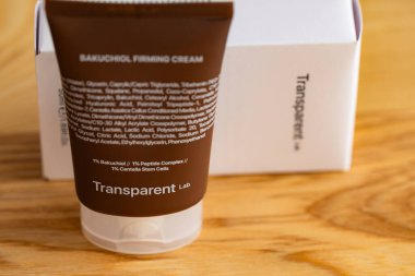 Lviv, Ukrayna - 10 Eylül 2025: Şeffaf Laboratuvar Bakuchiol Firma Krem Paketleme