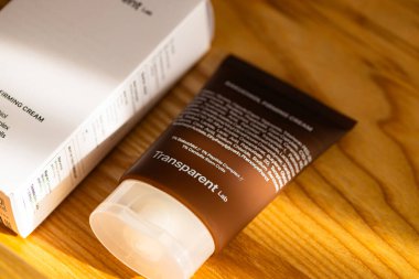 Lviv, Ukrayna - 10 Eylül 2025: Şeffaf Laboratuvar Bakuchiol Firma Krem Paketleme