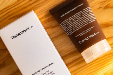 Lviv, Ukrayna - 10 Eylül 2025: Şeffaf Laboratuvar Bakuchiol Firma Krem Paketleme