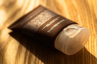 Lviv, Ukrayna - 10 Eylül 2025: Şeffaf Laboratuvar Bakuchiol Firma Krem Paketleme