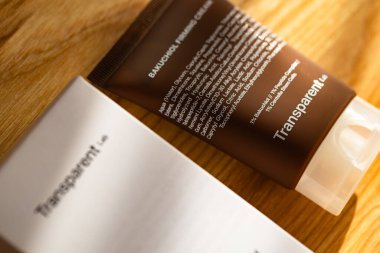 Lviv, Ukrayna - 10 Eylül 2025: Şeffaf Laboratuvar Bakuchiol Firma Krem Paketleme