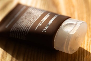 Lviv, Ukrayna - 10 Eylül 2025: Şeffaf Laboratuvar Bakuchiol Firma Krem Paketleme