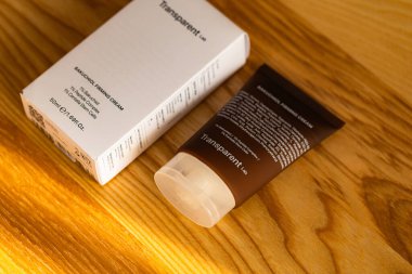 Lviv, Ukrayna - 10 Eylül 2025: Şeffaf Laboratuvar Bakuchiol Firma Krem Paketleme