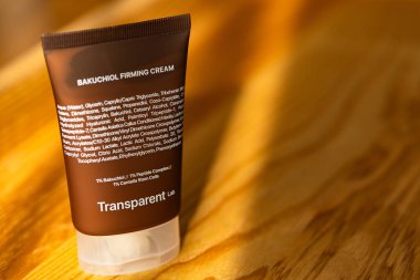 Lviv, Ukrayna - 10 Eylül 2025: Şeffaf Laboratuvar Bakuchiol Firma Krem Paketleme