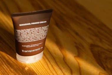 Lviv, Ukrayna - 10 Eylül 2025: Şeffaf Laboratuvar Bakuchiol Firma Krem Paketleme