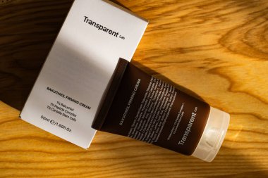 Lviv, Ukrayna - 10 Eylül 2025: Şeffaf Laboratuvar Bakuchiol Firma Krem Paketleme